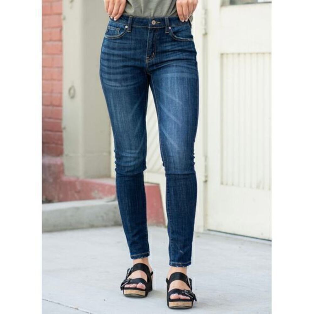 KanCan stretch mid rise skinny jeans minor distressing 11/29